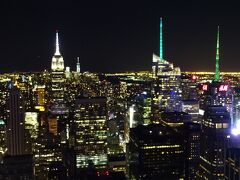 Top of the Rock
【展望からの夜景】

季節によって　イルミネーション色も
変化させているよね。
左は、エンパイアー
真ん中は、バンク　オブ　アメリカ

しっかり元は取れたと思う。
行き方・時間配分なんかは
これから　旅行記書くから待っててね