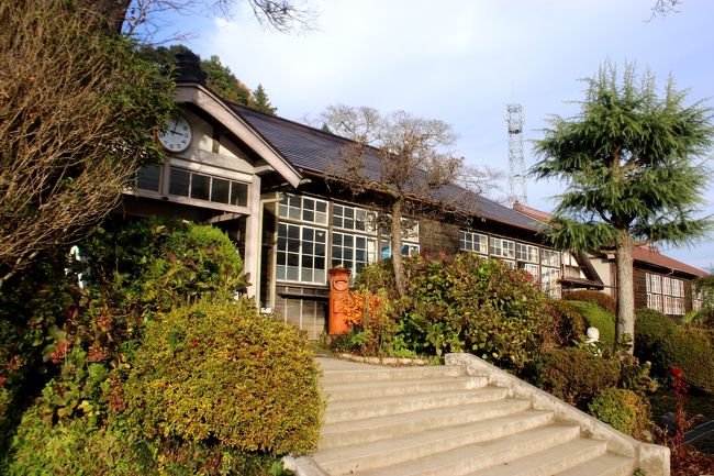 旧上岡小<br /><br />駐車している車を避けて<br />