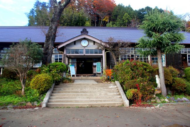 校舎正面です。<br />　運動場は雨でぬかるんでいましたが、運動場を横切り校舎沿いに車を止めているため全体を写すことができません。