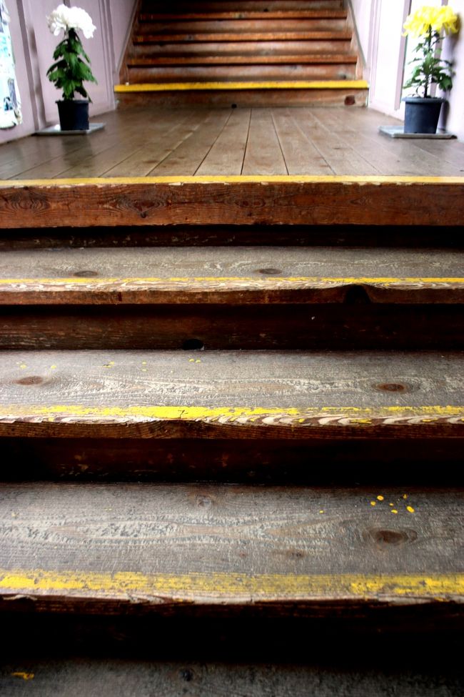 階段にも歴史を感じます。