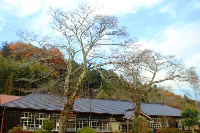 旧上岡小<br /><br />駐車している車を避けて全景<br />