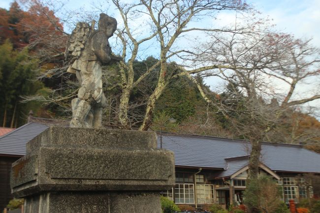 二宮金次郎の石像<br /><br />近年では歩きスマホを誘発する云々で撤去されてるとかされてないとか……。