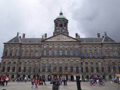 アムステルダムに戻って、昨日の観光の続きです。

「王宮」。
現在は迎賓館として使われているそう。
休館日の方が多いという王宮すが、開いています。