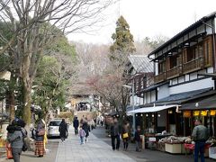 深大寺に到着しました。

まっすぐ伸びる参道の両側には、古くからあるお蕎麦屋さんなどのお店が何軒かあって、雰囲気がとても素敵です。

ここは自然も豊かですしね。