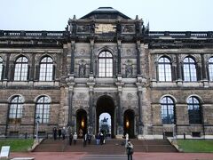 ツヴィンガー宮殿にある、「武器博物館」と「アルテ・マイスター絵画館」の入口です。