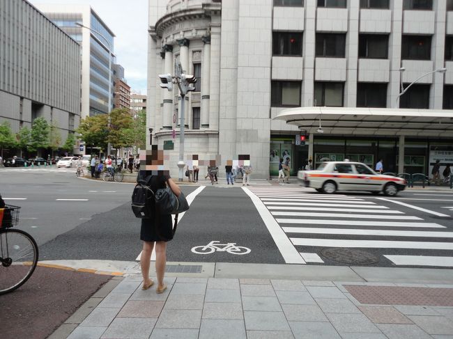 10：45　おはようございます。<br />四条烏丸の交差点です。<br />前日にいっしょに行動したおともだちは、早朝にホテルを出てお帰りになりました(涙)<br />既婚×自営で、あまり家をあけられないようです。<br />というわけで、今日はまたおひとりさまです。<br /><br />信号待ちのYOUも女ひとり旅かしら。<br />おひとりさまでニッポンへ・・、なんだかうれしいわ(´∪｀*人)<br /><br />なんて思いながら撮影していたワタシは二日酔いです。
