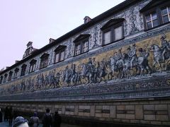 長さ約100mにわたって約２万５千枚ものマイセン磁器タイルを使って描かれた壁画「君主の行列」