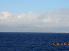 海は広いな～大きいな～～～

南国・南洋って水平線には殆ど雲がかかっているのは何故なのか？　