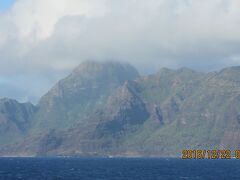 流石に火山島です。

島の裏側のナ・パリ・コーストは帰りにワザワザと船で行くほどです。
雲の部分に展望台が有り、標高は1000メートル程度です。