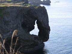 万座毛「万人が座れる毛（もう。野原のこと）」

隆起した珊瑚岩から成る高さ約20メートルの絶壁に、

象の鼻のような形をした岩があるのが象徴的

天気も良いし！！

海も綺麗で最高のsituationです♪♪