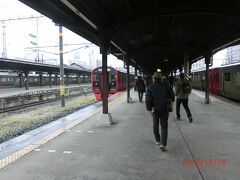 岡山から新幹線で小倉駅まで来ました。
小倉駅でJR鹿児島本線に乗り換えて門司港駅に行きました。
鹿児島本線に乗るとは思いませんでした。
鹿児島本線に乗ったのは初めてかな？
九州には若い頃は車で来て、年取ってからは観光ツアーで
飛行機と観光バスだった。