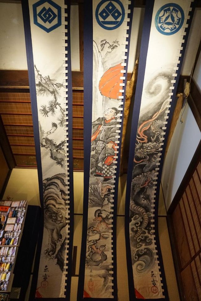 二階から眺めたり、ありがたく拝見させてもらいました。<br />ほかにも赤岡の街に関連する資料など。さすが老舗といったところでしょう。<br />