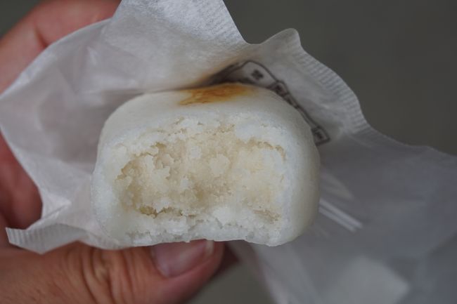 献上和菓子という山薯まんじゅうもなかなかの逸品。山芋のネッチョリ感が程よく残って、これと白餡を組みわせたのはちょっとサプライズ。