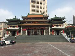 まずはぶらぶらしながら三鳳宮にやって来ました。
300年前に建立された道教の寺院だそうです。
色合いが綺麗。