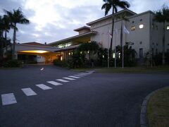 ホテルの入り口を出て歩いてくるとここへつながります。

今朝の朝食は隣接するゴルフ場のクラブハウスでいただきます。