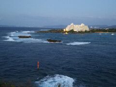 遠くにＡＮＡインターコンチネンタル万座ビーチホテルの灯りが見えます。