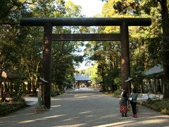 宮崎市に戻ってきました。
宮崎神宮に入ります。
広い境内ですね～、駐車場もすごく広くて、お手玉を練習している方がいました（！？）。