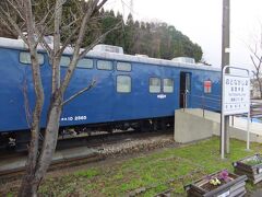 能登中島駅に到着。オユ10形郵便車が静態保存されています。