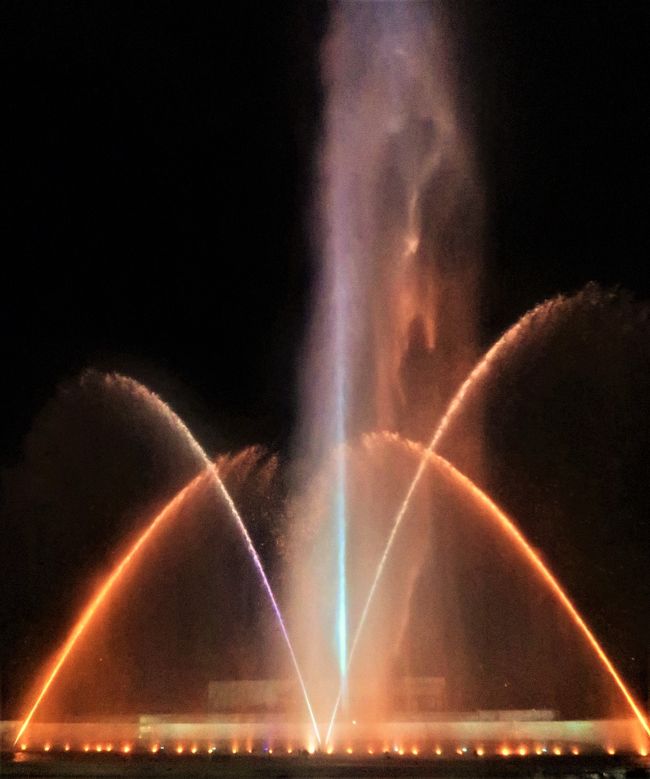 フォトパネル ローマの噴水の写真 イタリア、ローマ、日の出のトレビの泉。ローマのバロック建築と