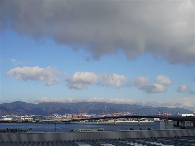 無事、神戸空港へ到着。<br /><br />初神戸空港なのでスカイデッキにあがり、<br />神戸を眺める。^^