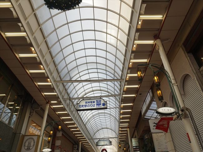 アーケードの中に駅の案内が。^^！