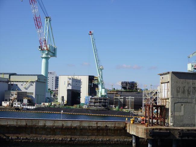 しばらくすると潜水艦！<br /><br />デッキにいると説明アナウンスが聞こえなくて、<br />デッキと中、いったりきたり。笑