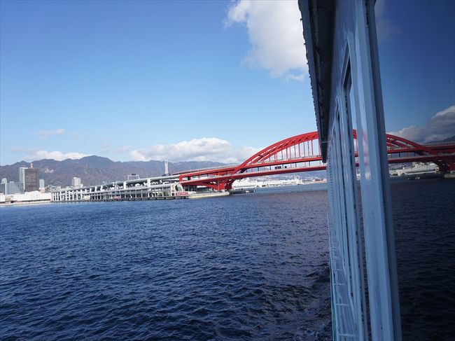 赤い橋が見えてきた。