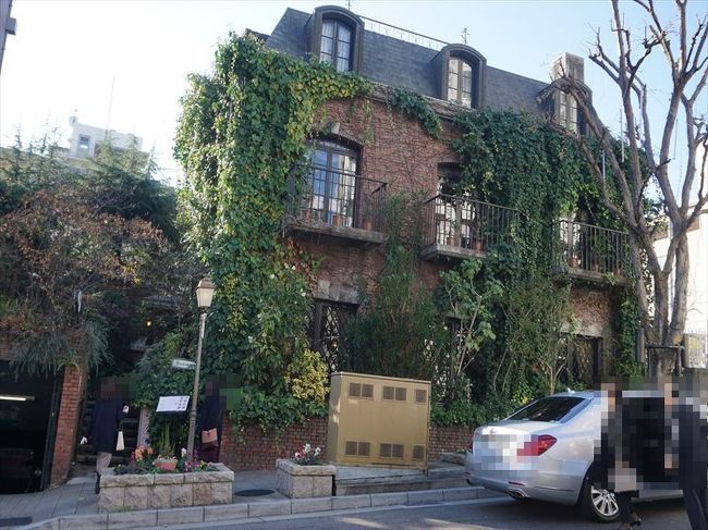 たくさんの方々が吸い込まれてて、<br />気になった建物。<br />喫茶店！？