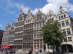 すぐ横にある「ギルドハウス」。

ベルギーの建物もかわいいです♪

さて、アントワープの観光はこれくらいにして、ブリュッセルに向かいます。