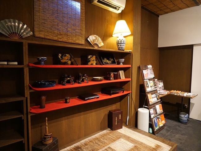 美味しい緑茶を頂きながら、<br />賃貸契約書！（でした。びっくり^^）を記入。<br /><br />事務所から歩いて数分の町家なので、<br />ご案内いただく。<br /><br /><br />町家事務所は、日本らしいものがたくさん。