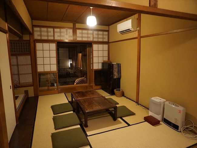 そこに続く和室。<br /><br />奥は洗面、バストイレ。