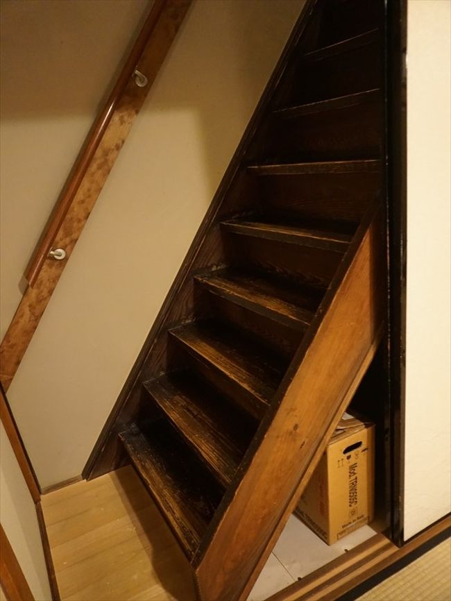 続いて２階に。<br /><br />おばあちゃん家って、こんな階段だったなー。<br />だけどもう少し緩やかな傾斜だったような。<br />ここのはすごい。<br /><br />手すりを持ちつつ上り下り。^^