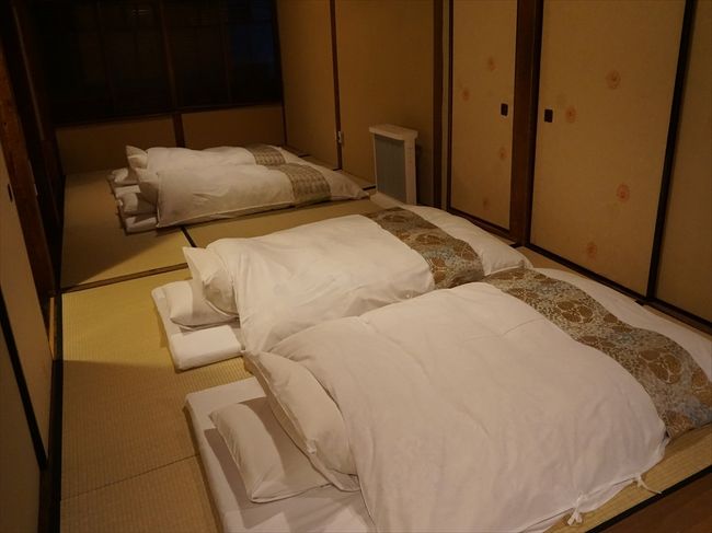 一人はお仕事が忙しすぎて日帰りに＞＜<br />残念すぎるけど、４人でお泊り。<br /><br />和室に４人で並んで眠るってそれだけでわくわく楽しい☆(*^o^)<br />修学旅行みたーい！