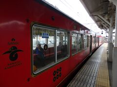 和歌山駅でＪＲ和歌山線奈良行きに乗り換えて橋本駅まで移動しました。
ここの乗り換えが３分しかなくてダッシュだったので写真がありません(笑)
電車に揺られること1時間ちょっとで橋本駅に到着、ここから南海線に乗り換えです。

南海線は真田赤備え列車が来ました。
車体に六文銭や結び雁がねをあしらってあります。

ＪＲと南海線への乗り換えはどちらも切符券売機の台数が少ないので
注意してください。