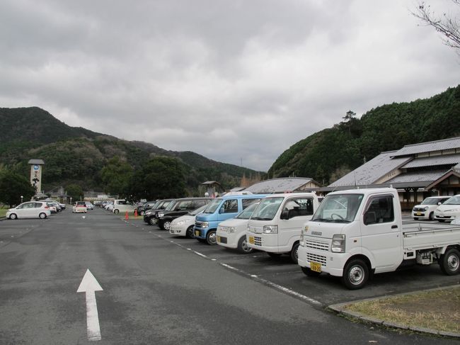 道の駅　津島やすらぎの里<br /><br />車中泊目線だと、駐車場は広く、物産館は食材充実していて合格。<br />トイレは洋式だが、ウォシュレット付きは障碍者用も無し。