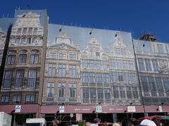 7月10日、世界一周旅行74日目。
昨日は到着しただけのブリュッセル。
今日は本格的に観光します。

中心街までトラムもありますが、今日も観光がてら徒歩。
約20分で観光の中心、「グラン・プラス」に到着しました。
残念なことに、大修復中・・・！