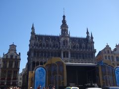 こちらは「王の家」。
修復中ではないけれど、前に大きな特設ステージが・・・。

この「グラン・プラス」は、ヴィクトール・ユーゴーが「世界で最も美しい広場」と称賛した場所なのに・・・！！