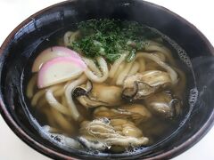 もちろん牡蠣うどんを注文。小ぶりだけど身が引き締まっていて美味しい牡蠣。やっぱり牡蠣のシーズンにきて良かった。お出しも関東のとは違った優しいお味。