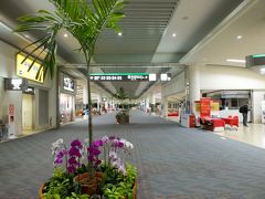 出発遅れもあって、那覇着は23時近く。こんなに人の少ない那覇空港は初めてです。