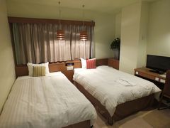 今日の宿は「ホテルサンパレス球陽館」です。
会社の福利厚生（リソル）で1泊1,000円（食事なし）。寝るだけなので十分。
古いホテルのようですが清潔感はあって、フロントの年配の従業員の感じもとても良かったです。
