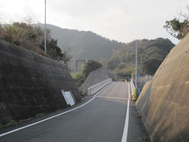 遊子地区の先に三浦半島が一瞬細くなった所がある。<br />前方に見える橋の下に、昭和36年に完成した「細木運河」があった。