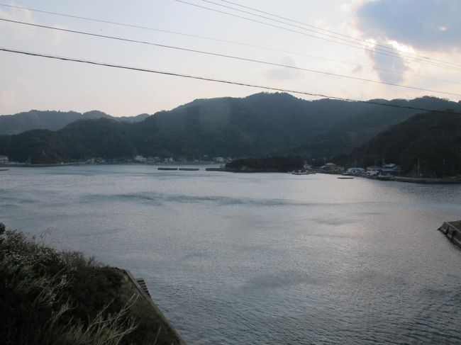 蒋淵（こもぶち）地区の集落が見える。<br /><br />蒋淵地区は北部と西部はがけ状で、南部に回り込んだ所に漁村あり。<br /><br />運河ができて蒋淵地区の人々は、宇和島港まで相当早く行けるようになったそうです。