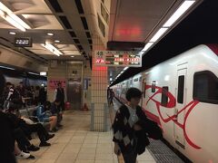 松山から乗るつもりだったけど、台北駅で大正解でした！ 

おお、赤いプーちゃんがいる！

