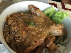 ベトナムの有名な麺ミークワンだそうです。
トリップアドバイザーでほどほど人気のお店でさらっと食べてきました。