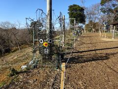 お次は、飛行機を見たいと言って、さくらの山に連れてきてもらいました。
うなりくんがお出迎え。
夜はイルミネーションが綺麗でしょうね。