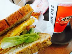 A&Wでモーニングセットです。