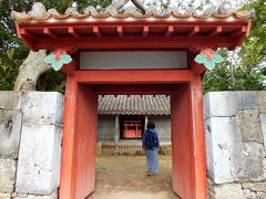 散策を続けます。
権現堂です。奥まで直線的に見えるのが特徴だそうです。