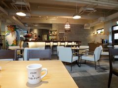 歩き疲れたので、ホテルにチェックインしてドリンクサービスで休憩です。（カフェタイムは宿泊者は無料で利用できます）
夏に1泊だけお世話になった「ホテルエメラルドアイル石垣島」を今回も利用します。