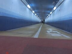 関門トンネルは780mしかないそうです。
歩いて15分です。
観光客より地元の人のランニング者の人の方が多かった。
門司側から歩いて下関側に行きました。
真ん中ほどに山口県と福岡県の界が記されていました。
トンネルの上側に国道2号線の車道が通り、
下は地元の人のランニングや散歩のスポットになっているようです。
無料ですし。