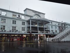 熊本駅前の写真です。この日はあいにくの雨で、雨と風が強く旅行向きでありませんでした。